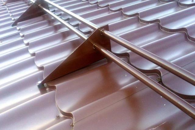 Монтаж уголковых снегозадержателей на металлочерепицу инструкция Схема установки снегозадержателей на металлочерепицу